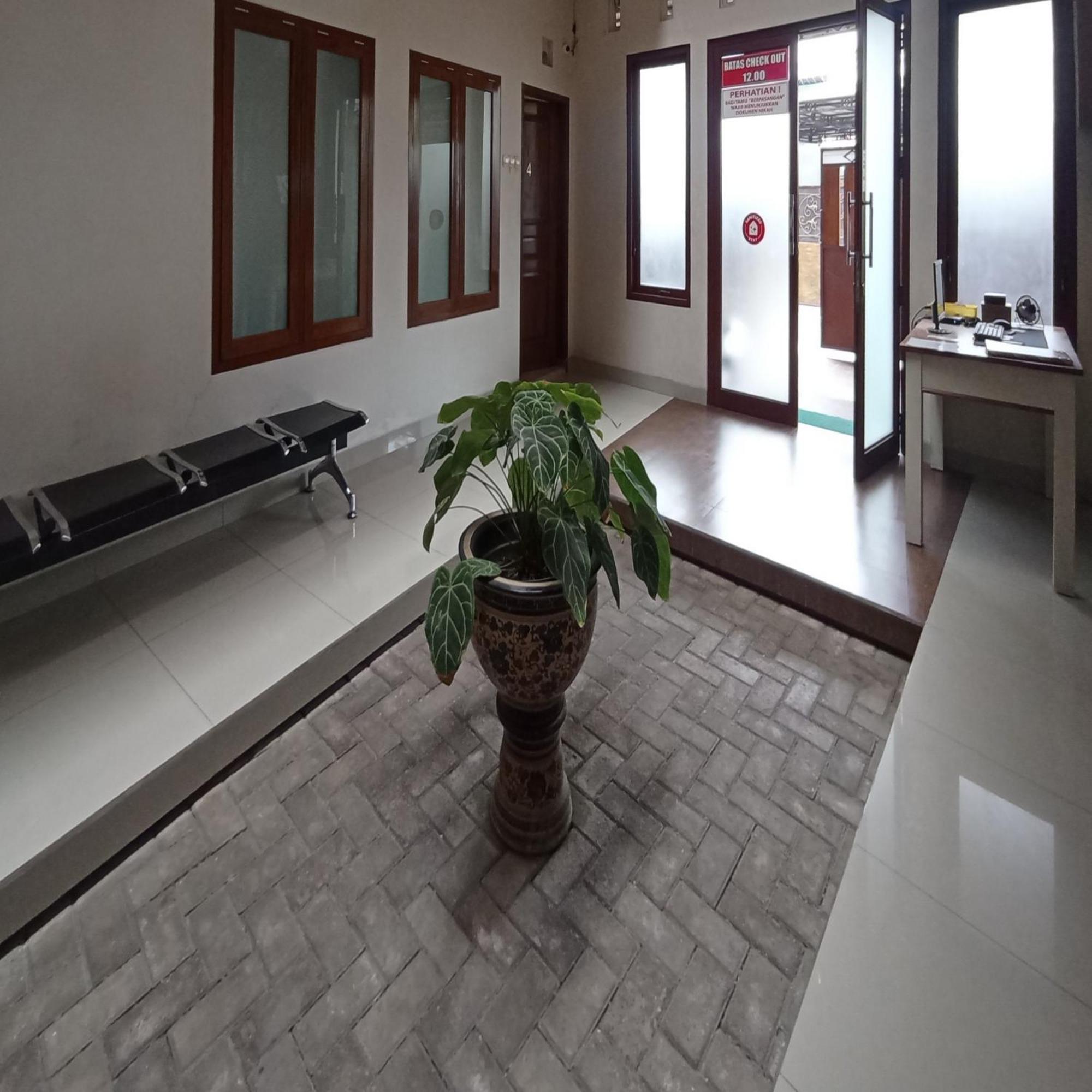 Hotel Reddoorz At Syariah House Purwokerto Exterior foto